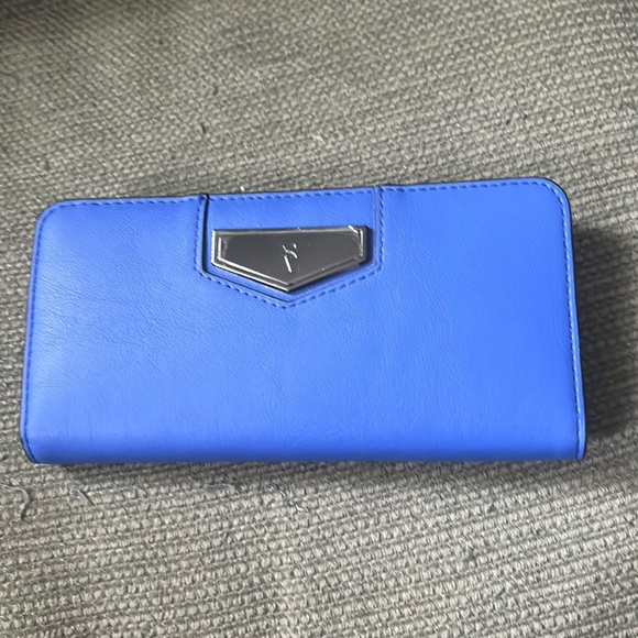 Beautiful Vera Wang wallet! - Picture 1 of 6